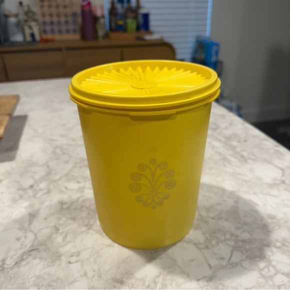 Vintage Yellow Tupperware Container - Picture 4 of 4